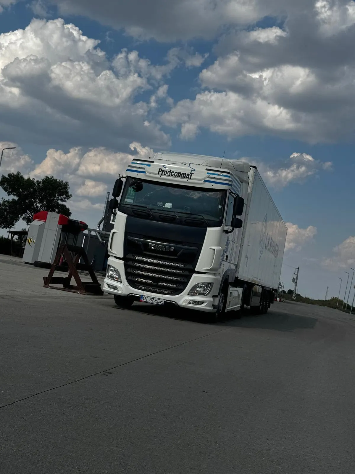 Camion Prodconmat la lăsarea serii