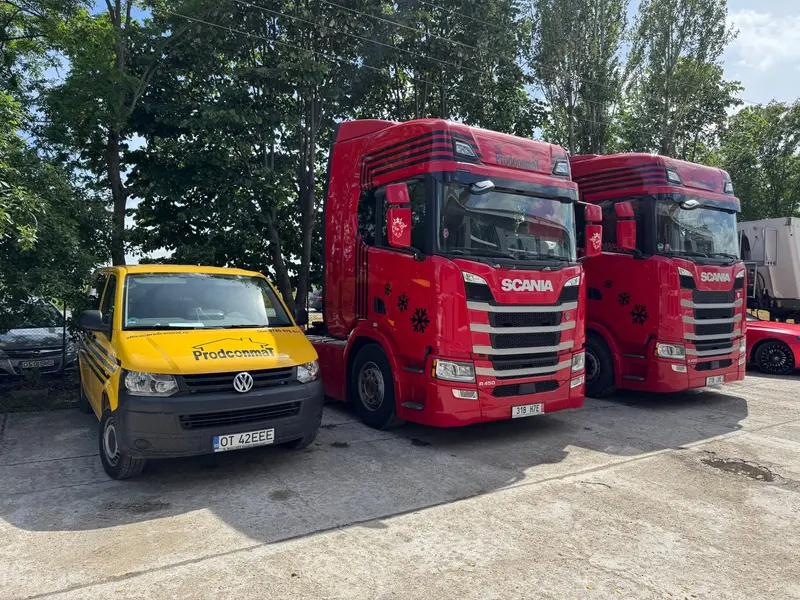 Camioane Scania roșii și van de serviciu Prodconmat