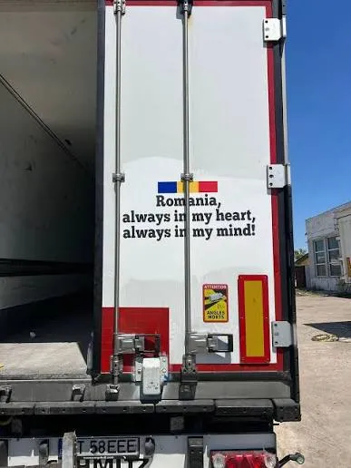 Spatele unei remorci Prodconmat cu mesajul „Romania, always in my heart, always in my mind!”