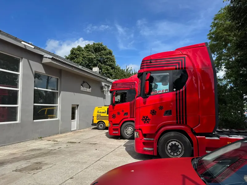 Camioane Scania roșii la sediul Prodconmat